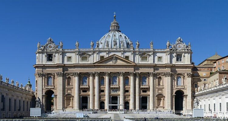 La Basilique Saint-Pierre de Rome vue depuis la Place Saint-Pierre
