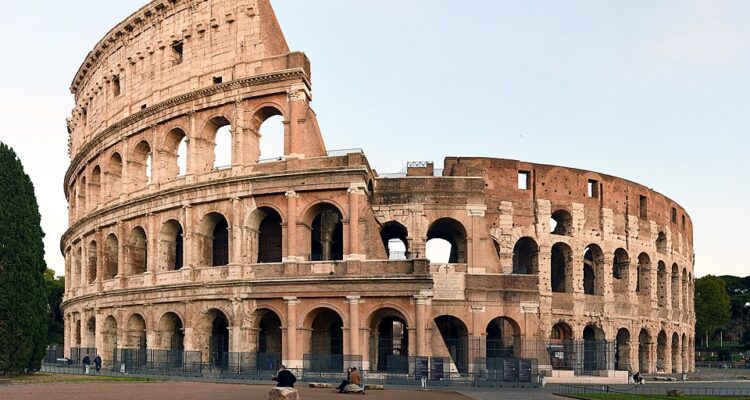 Le Colisée de Rome, amphithéâtre antique symbole de l'Empire romain